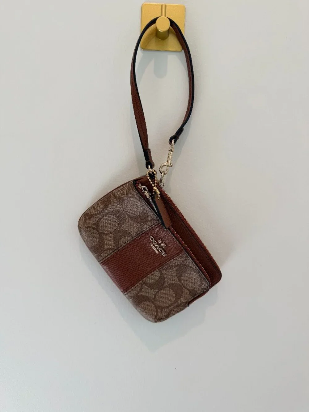 Authentic COACH Corner Zip Wristlet in Signature Canvas with Stripe – Tan/Brown